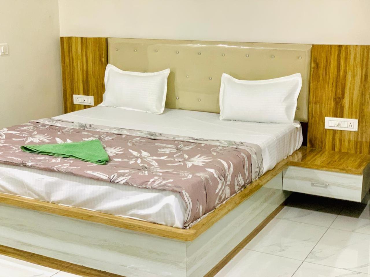 Hotel The Silver Tulip à Ludhiana Extérieur photo